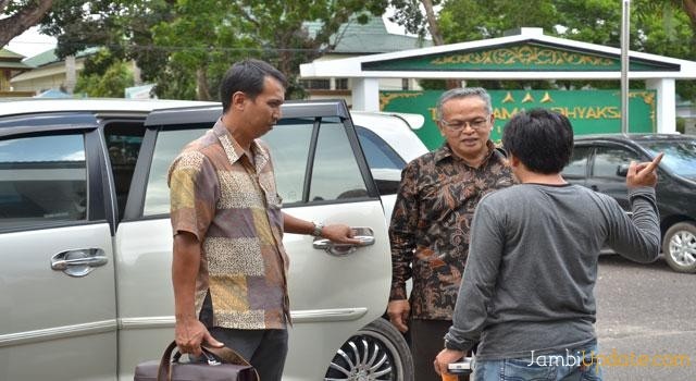 Rektor Unja Prof Aulia Tasman saat mendatangani kantor Kejaksaan Tinggi Jambi beberapa waktu lalu.